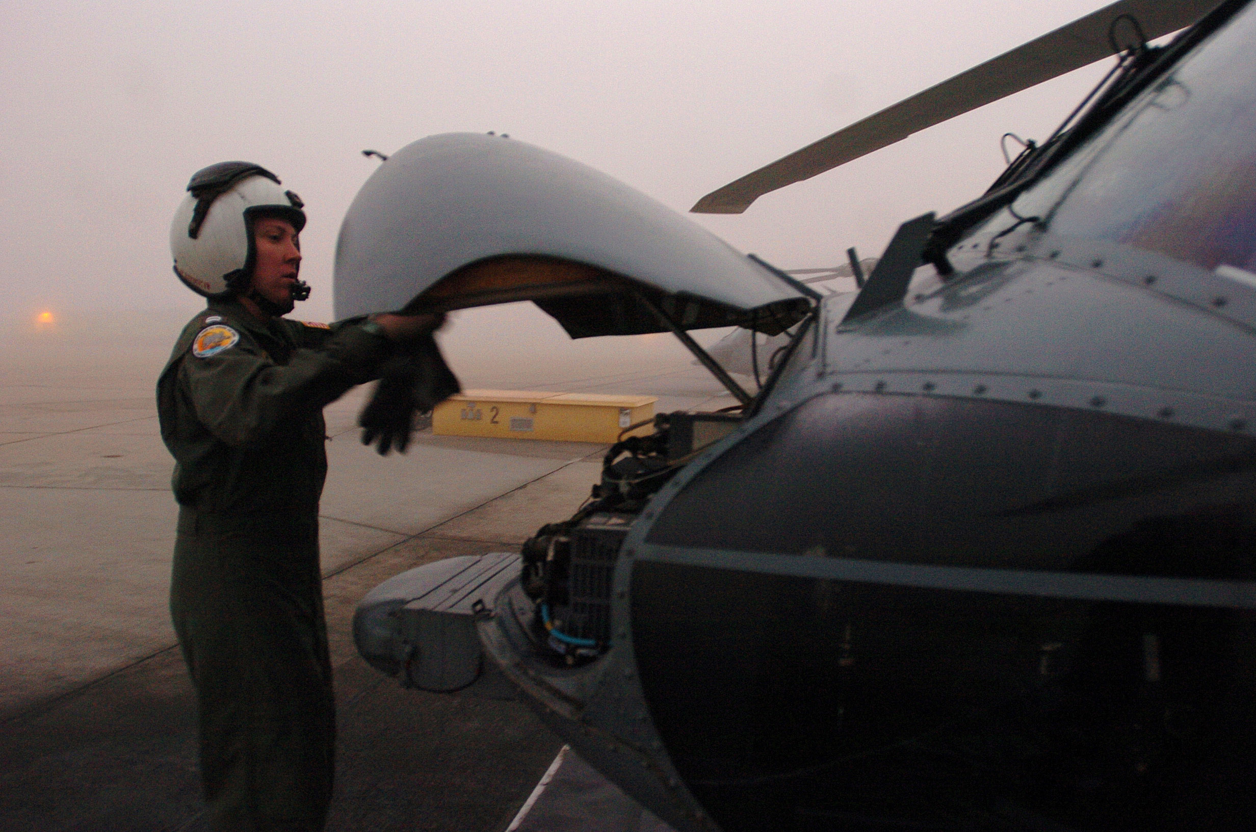 ファイル Us Navy N 9866b 004 Lt Jessica Parker A Mh 60s Seahawk Helicopter Pilot Assigned The Black Jacks Of Helicopter Sea Combat Squadron Two One Hsc 21 Conducts A Pre Flight Check Jpg Wikipedia