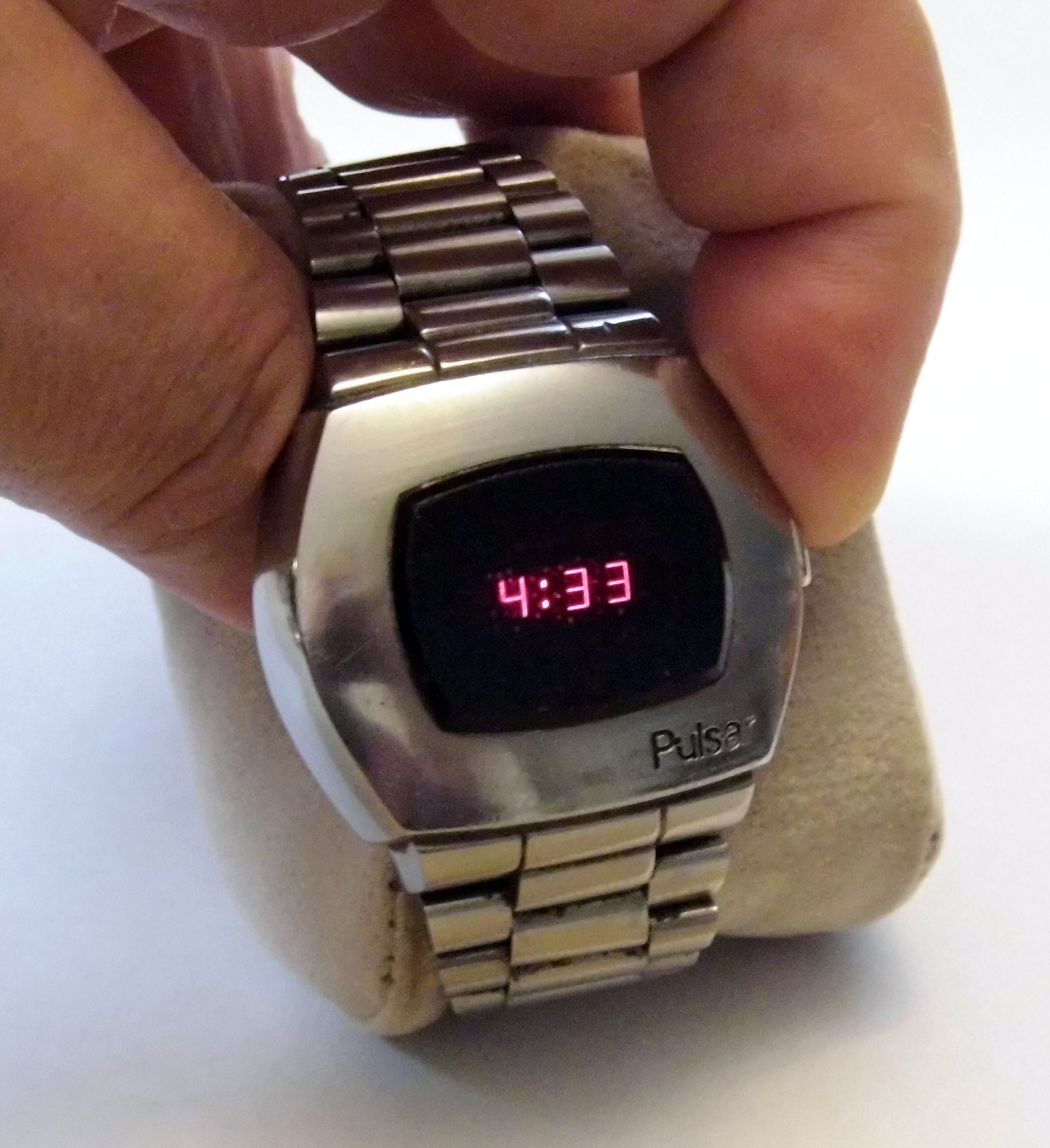 File:Vintage Pulsar Model P2 Time Computer LED Watch (Stainless 