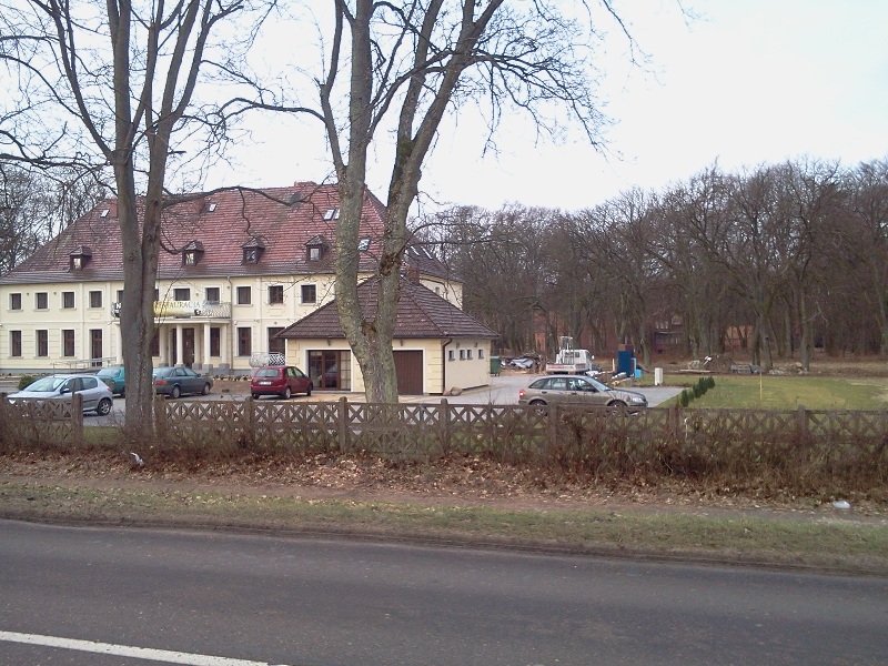 File:Świętoborzec - widoczny hotel i w głębi odremontowane stajnie.jpg