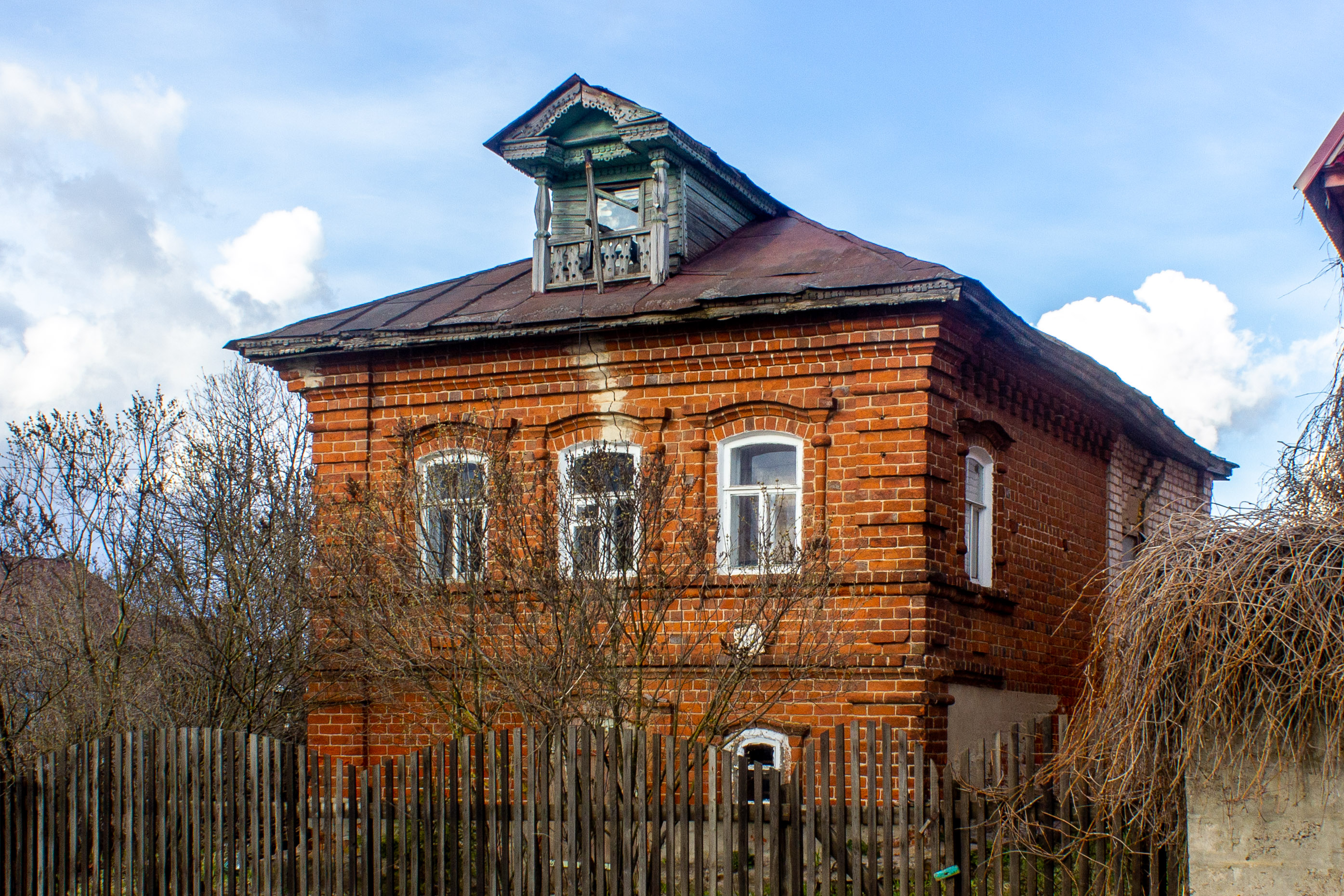 Файл:Жилой дом в Каменках, Центральная улица, 31, 2020-04-18.jpg —  Путеводитель Викигид Wikivoyage