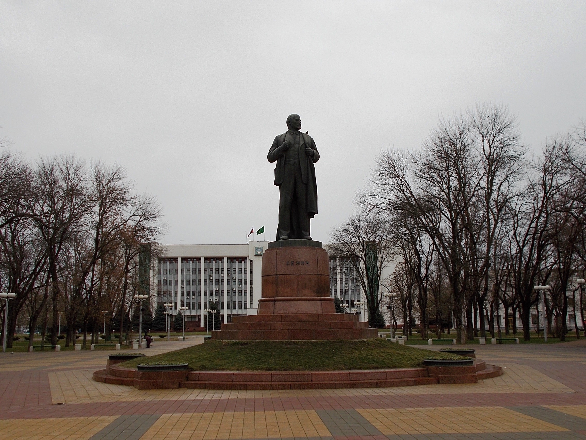 Памятник ленину щелково. Светлогорск памятник Ленину. Майкоп Адыгея памятник Ленину. Памятник Ленину в Тюмени. Яблоновский Адыгея памятник Ленину.