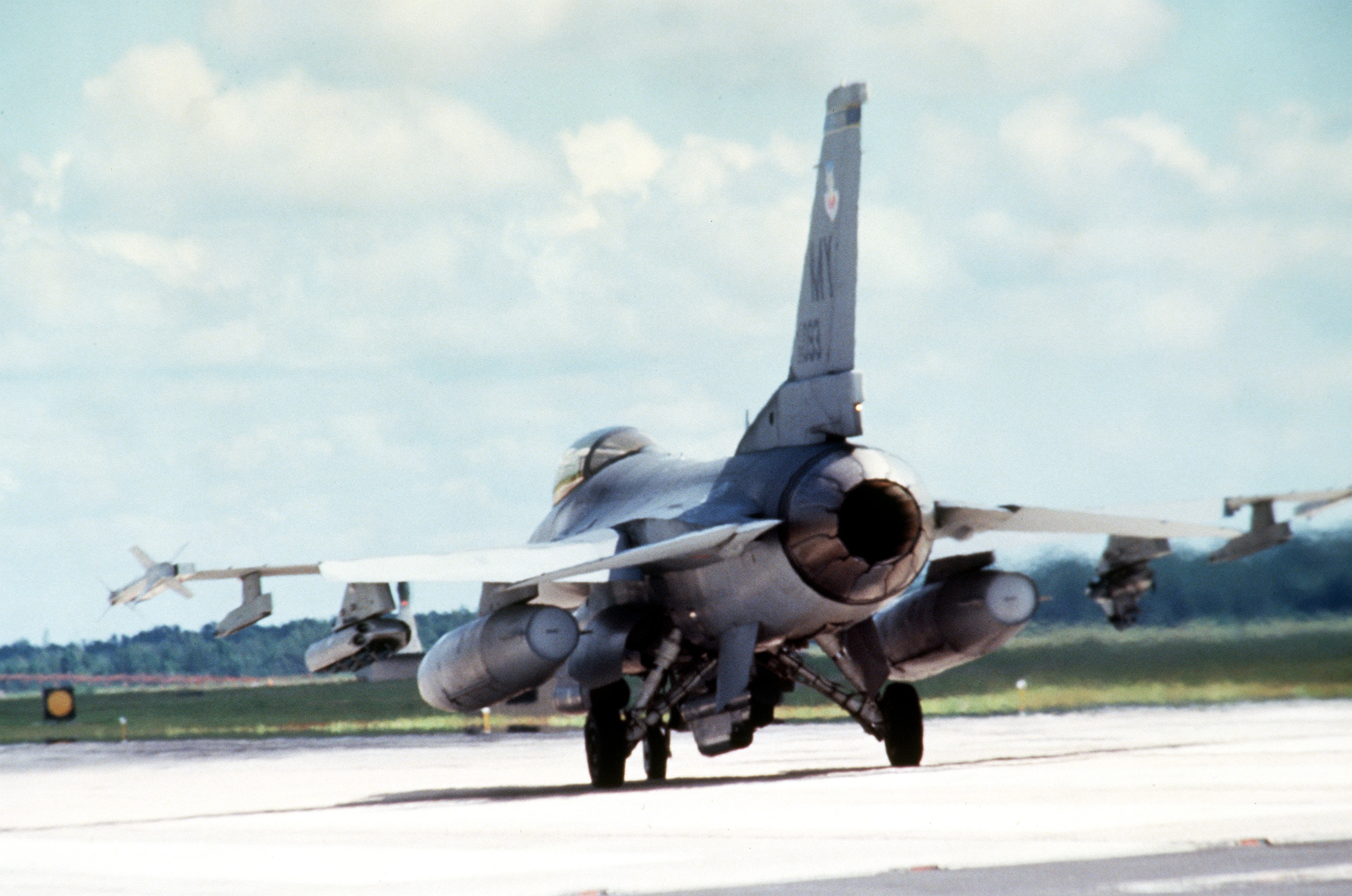 File:A left rear view of a US Air Force F-16 Fighting Falcon pilot from