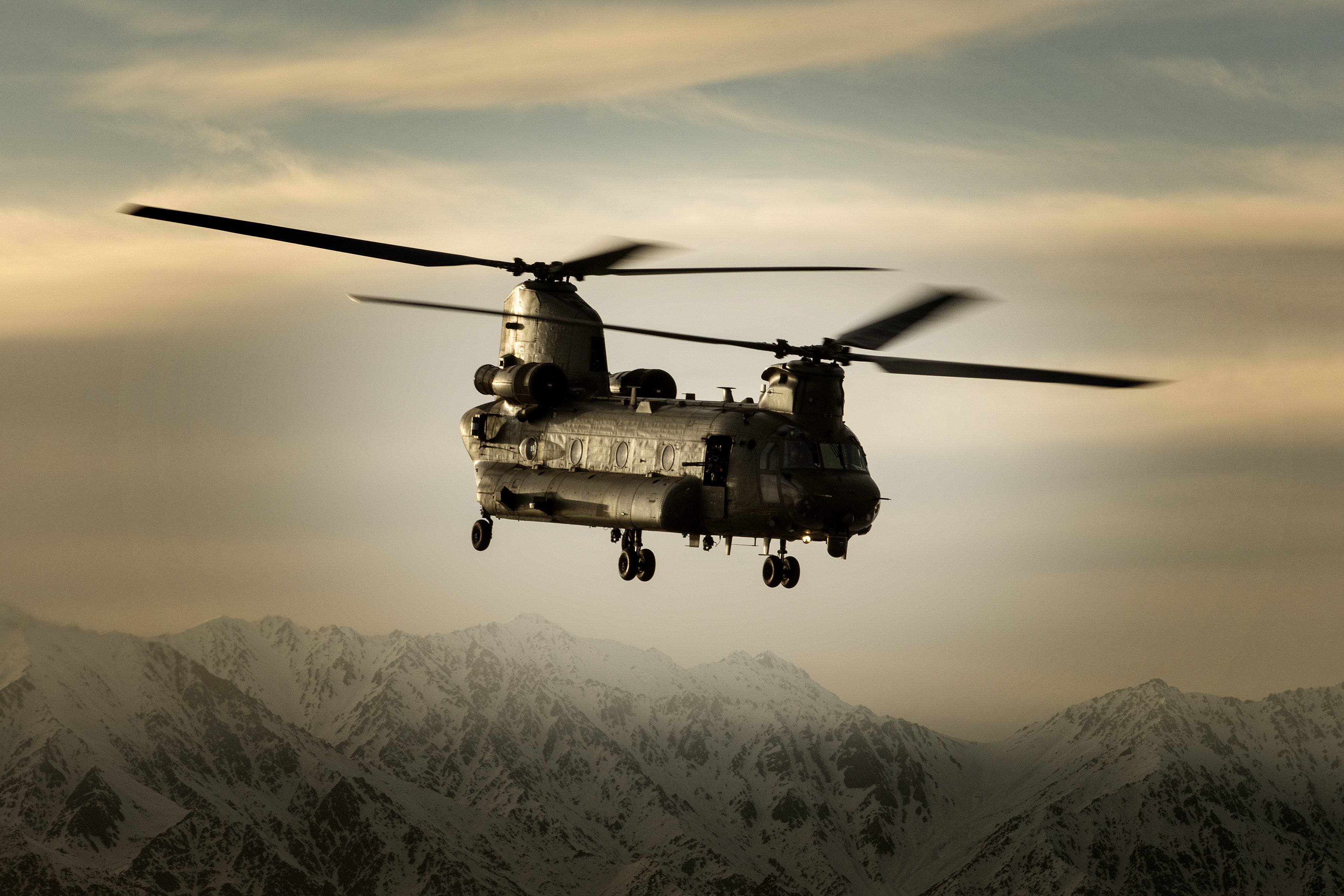 6 -  pequeñas curiosidades  - Página 19 An_RAF_Chinook_helicopter_in_silhouette%2C_flying_over_Afghanistan._MOD_45158740