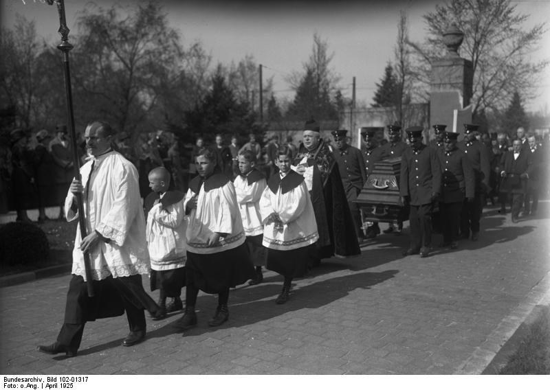 File:Bundesarchiv Bild 102-01317, Berlin, Beerdigung Anton Höfle.jpg