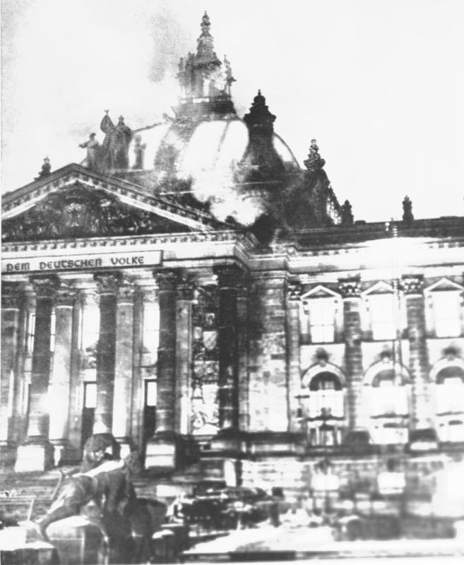 Bundesarchiv_Bild_183-R99859,_Berlin,_brennender_Reichstag_%28Reichstagsbrand%29.jpg