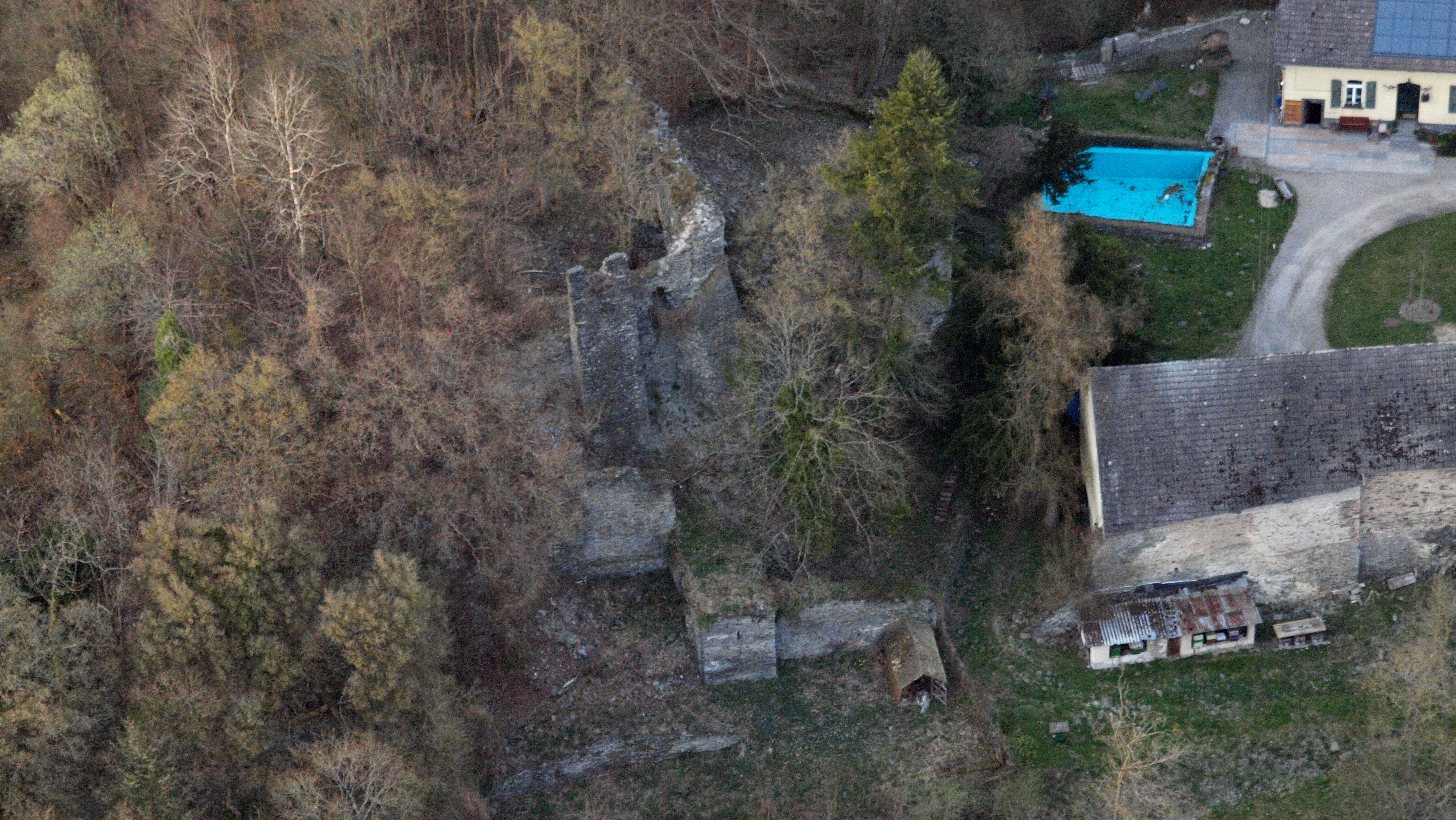 Burg Braunsberg aus westlicher Richtung, Luftaufnahme (2015)