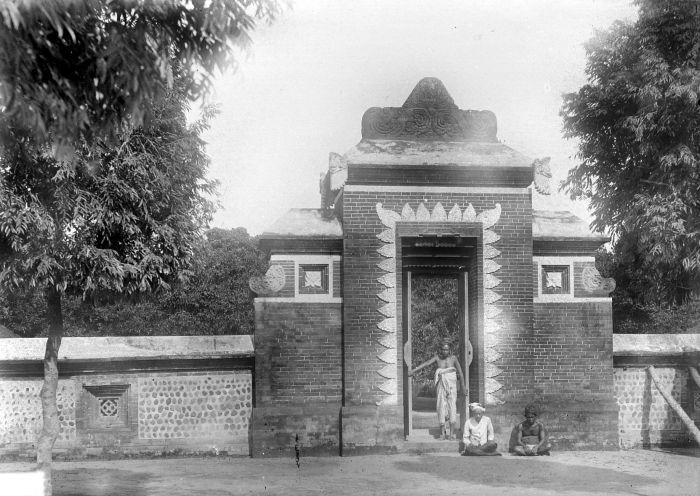 COLLECTIE TROPENMUSEUM De poort van de pura in Lingsar TMnr 10016648