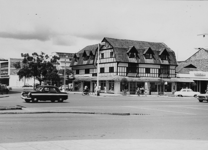 File:COLLECTIE TROPENMUSEUM Straatgezicht met winkelpand in vakwerk stijl aan de Kenyatta Avenue TMnr 20014409.jpg