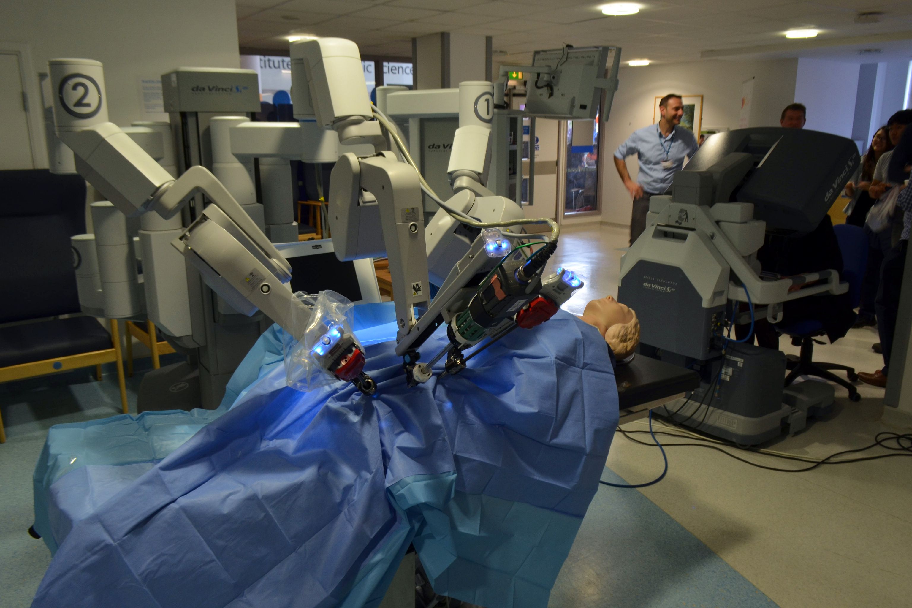 da-Vinci-patient-side-component-and-surgeon-console