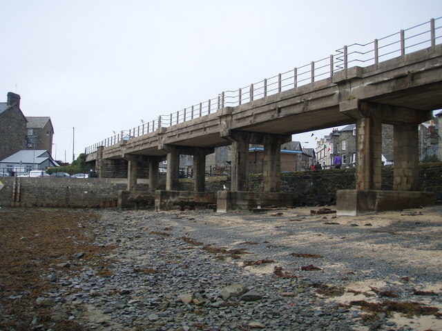 File:Concrete railway bridge from the little beach Barmouth Harbour - geograph.org.uk - 603712.jpg