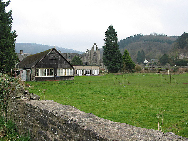 File:Contrasting architecture - geograph.org.uk - 703324.jpg