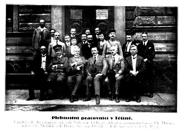 https://upload.wikimedia.org/wikipedia/commons/2/23/Czech_plebiscite_workers.jpg