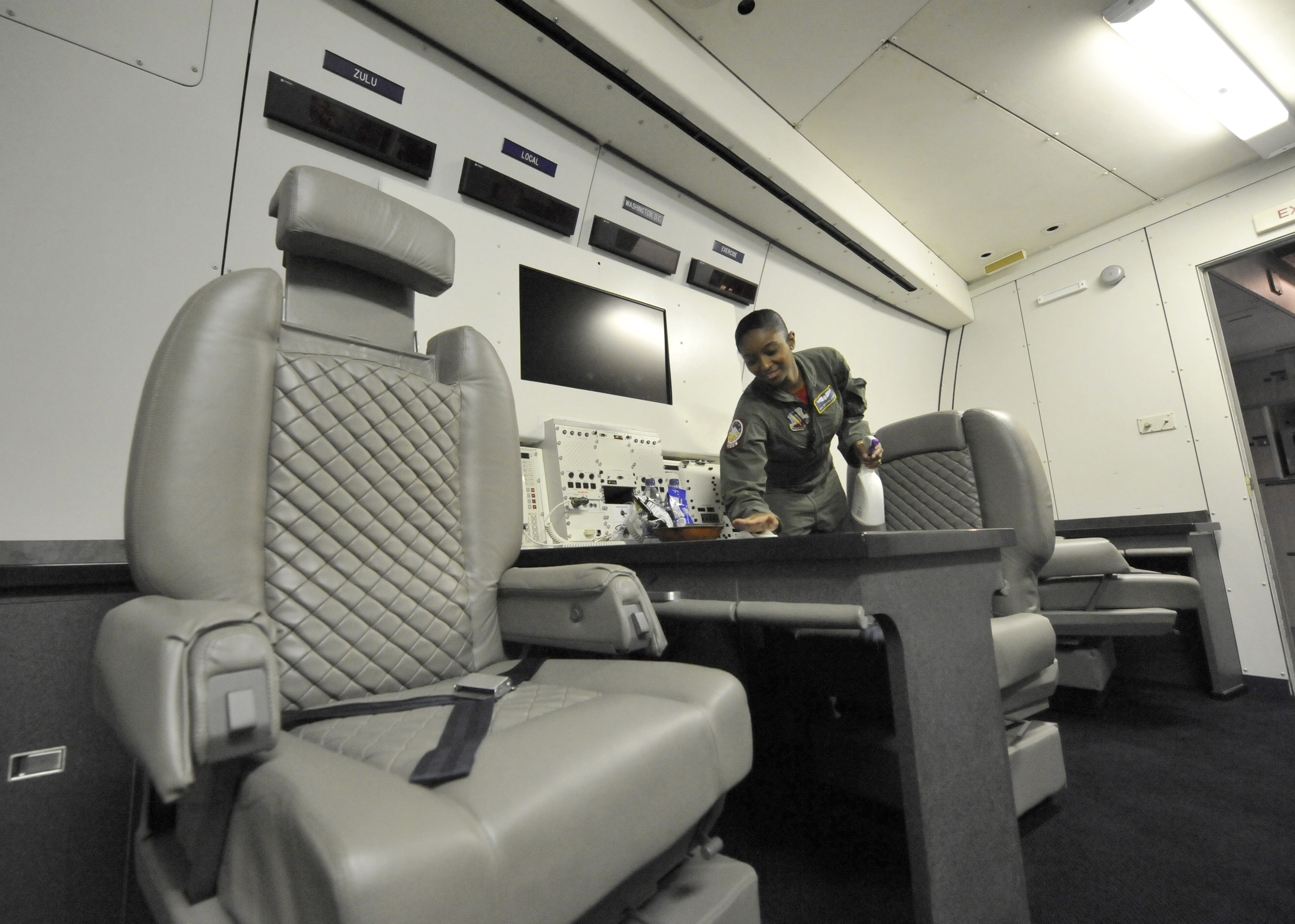 File:E-4B cabin.jpg - Wikimedia Commons