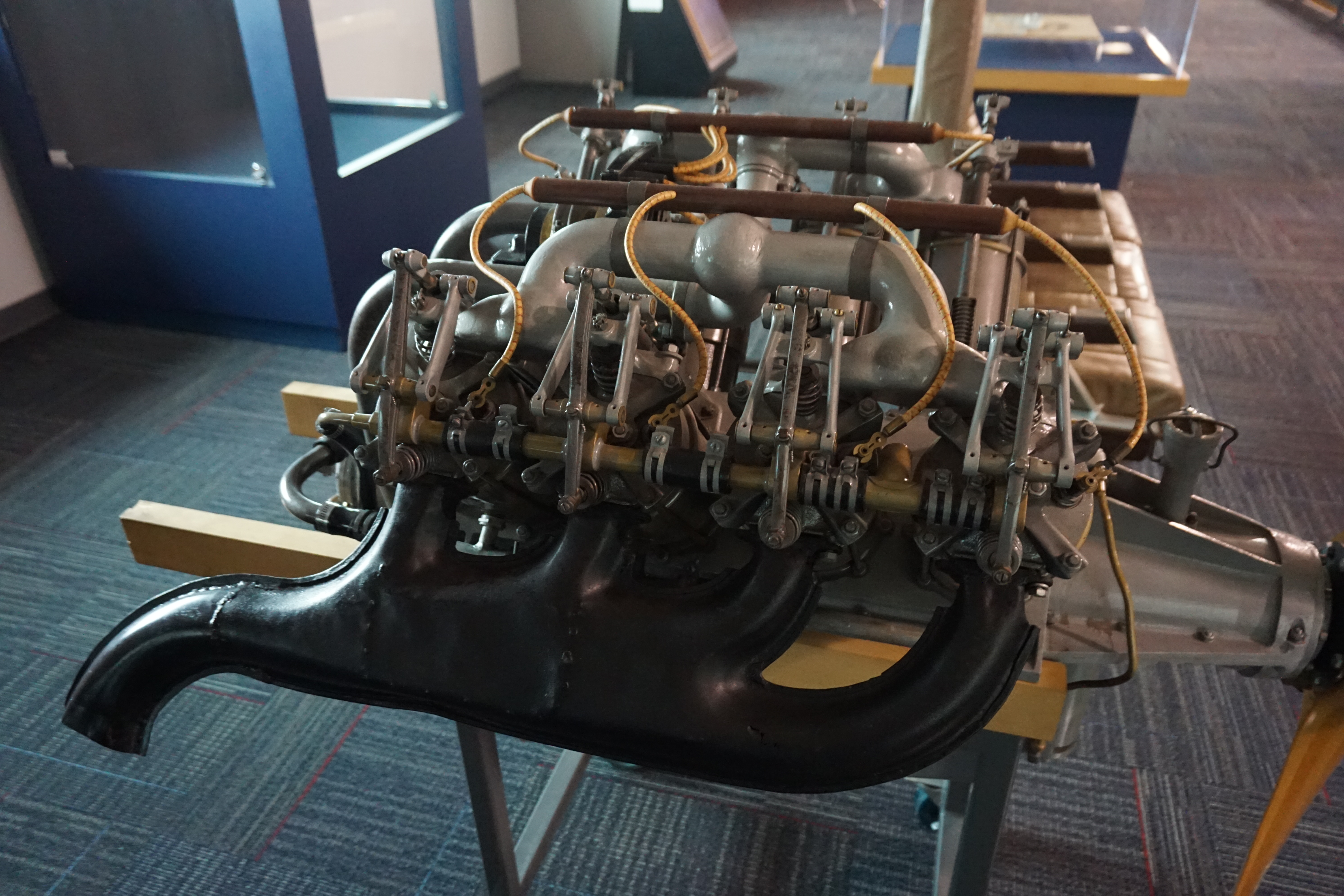 Frontiers_of_Flight_Museum_December_2015_104_%28Curtiss_OX-5_engine%29.jpg