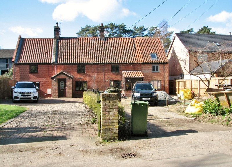 File:Houses in Oak's Lane - geograph.org.uk - 6079133.jpg