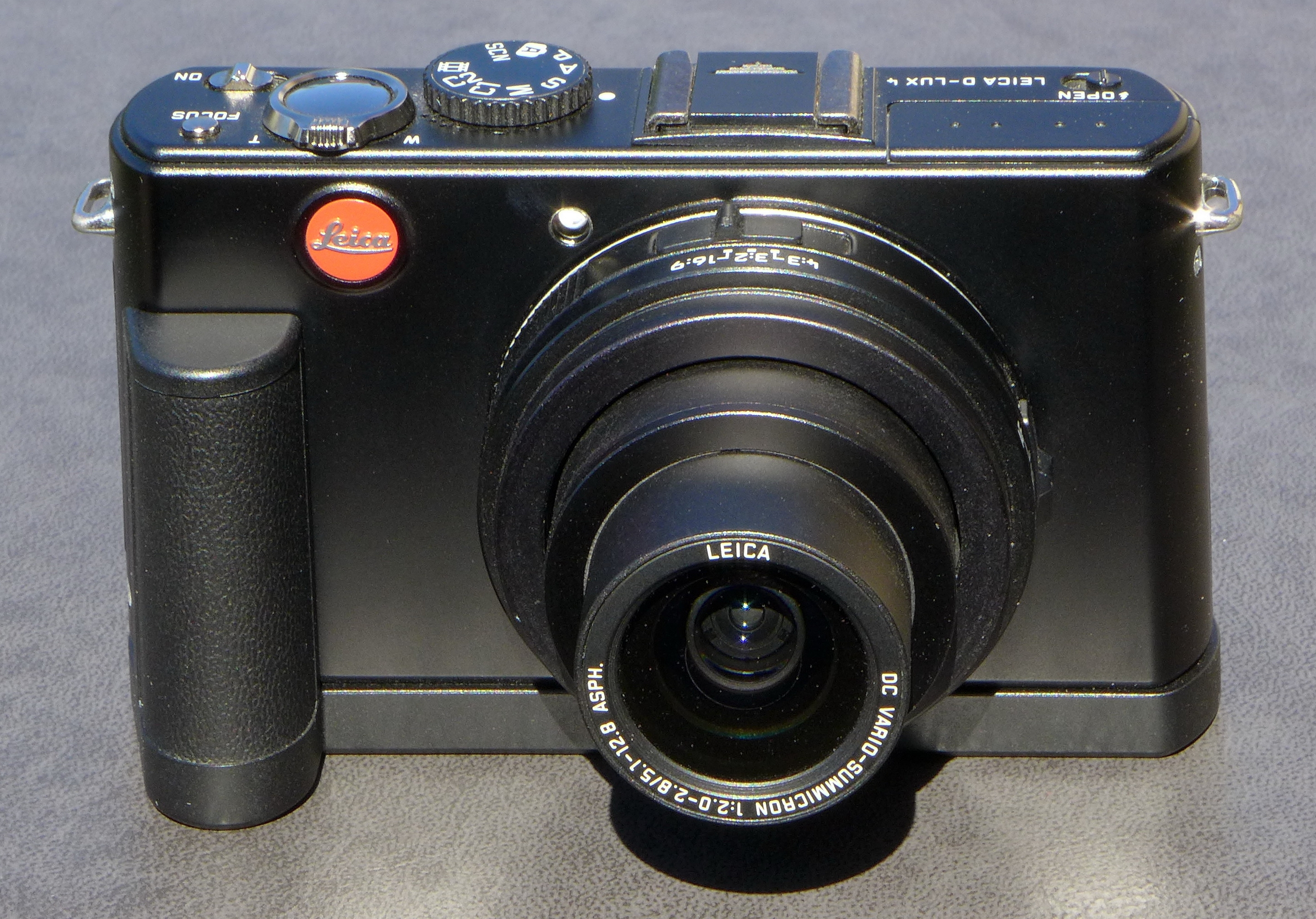 File:Leica D-LUX 4 with handgrip.jpg - Wikimedia Commons