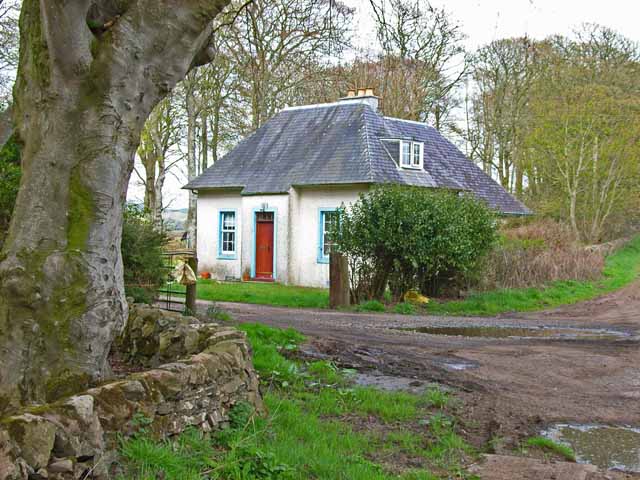 File:Lodge for Genoch Mains - geograph.org.uk - 313186.jpg