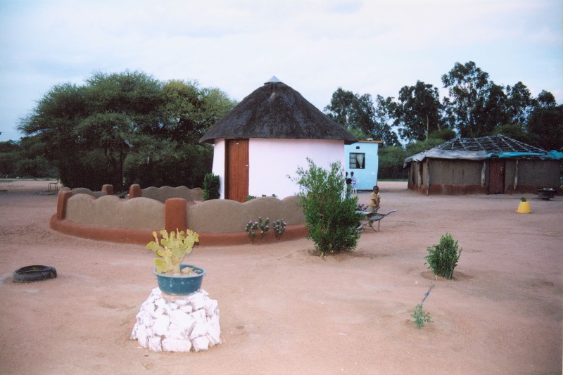 File:Mahalapye traditional house.jpg