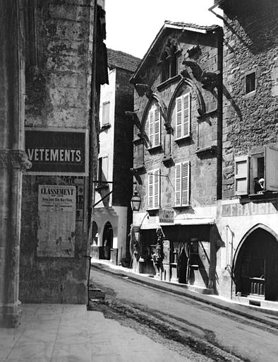 File:Maison du 13e siècle dite Maison des Loups - Façade sur rue - Caylus - Médiathèque de l'architecture et du patrimoine - APMH00036706.jpg