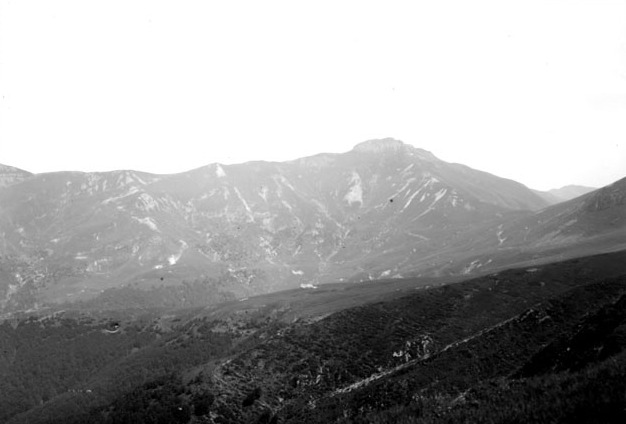 File:Panorama des montagnes du Cantal, pris du Puy Griou, 19 juillet 1898 (6004733531).jpg