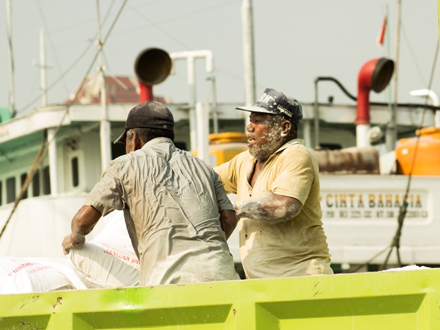 File:Pekerja di Pelabuhan Sunda Kelapa.jpg