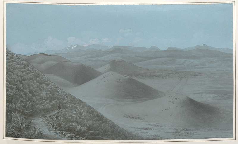 File:Petits volcans éteints au pied du Puy de Dôme - Au fond les Monts Dore.jpg