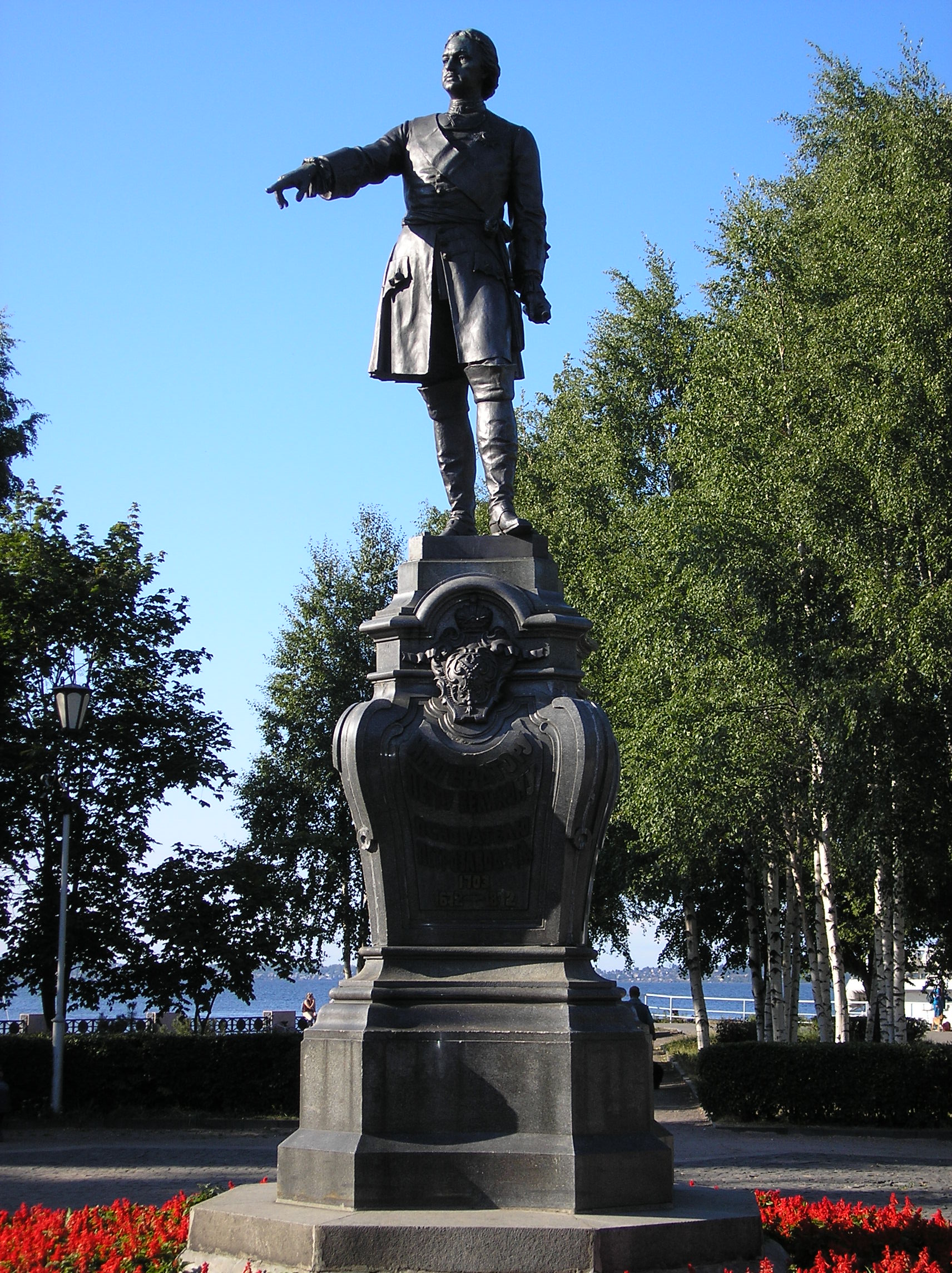 Памятники петрозаводск. Памятник Петру i (Петрозаводск). Памятник Петру 1 в Петрозаводске. Петр 1 Петрозаводск скульптура. Памятник Петру 1 в Петрозаводске на набережной.