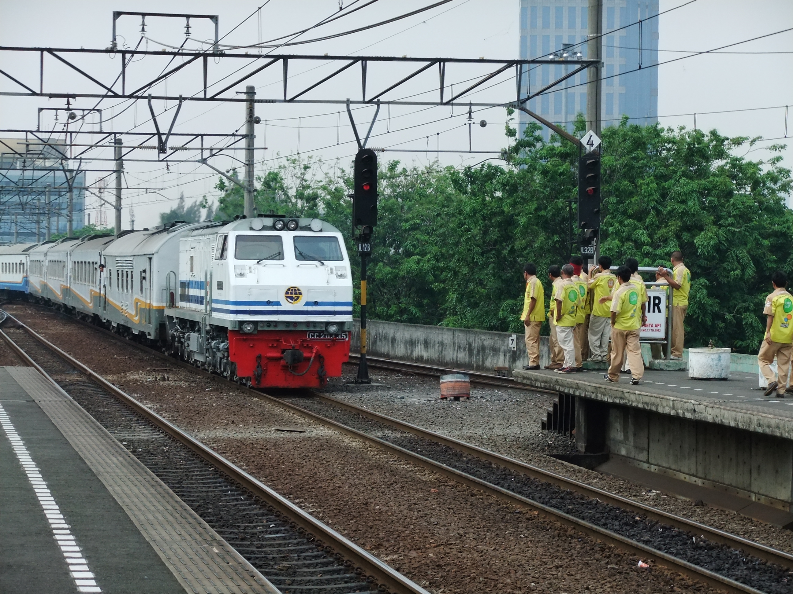 Porters_waiting_to_go_inside_the_train.JPG