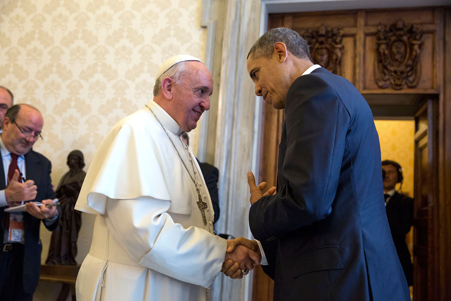 https://upload.wikimedia.org/wikipedia/commons/2/23/President_Barack_Obama_with_Pope_Francis_at_the_Vatican%2C_March_27%2C_2014.jpg