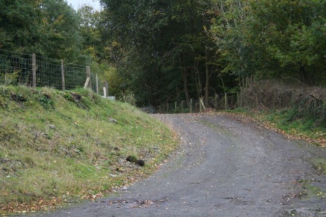 File:Railway past the castle - geograph.org.uk - 1028891.jpg