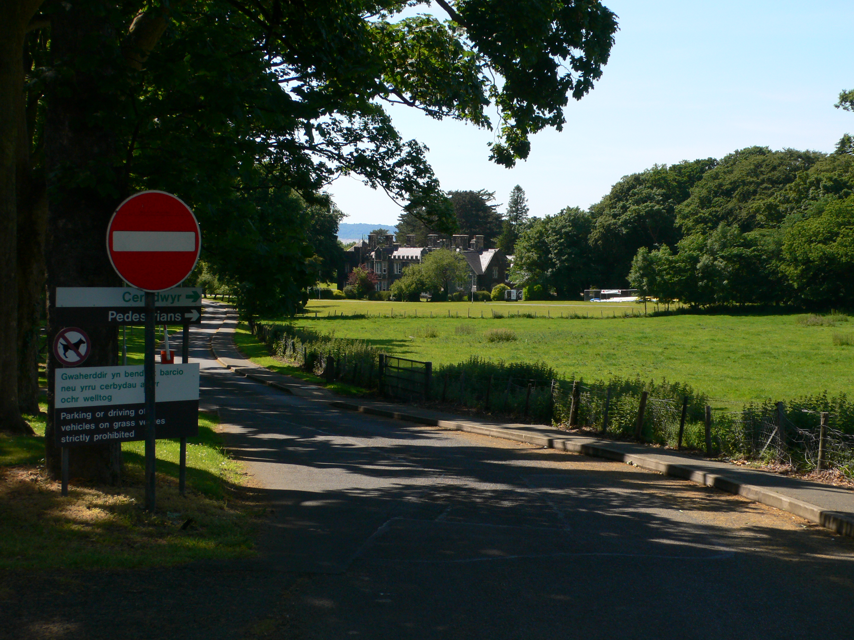 Bryn y Neuadd Hospital