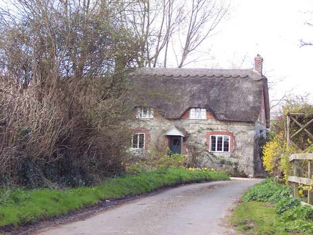 File:Thatched cottage near Bedchester - geograph.org.uk - 370319.jpg