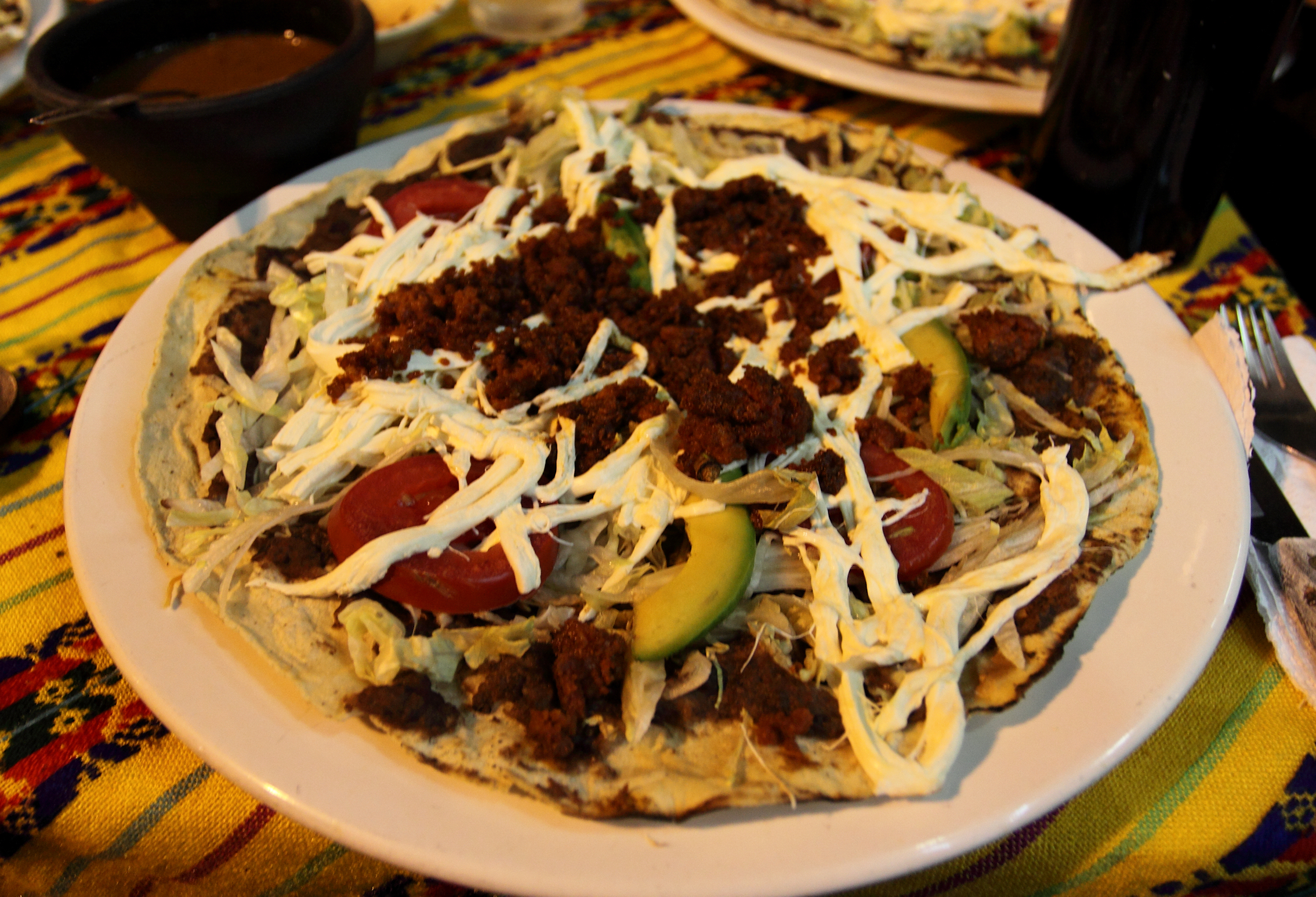 file-tlayuda-con-chorizo-en-oaxaca-jpg-wikimedia-commons