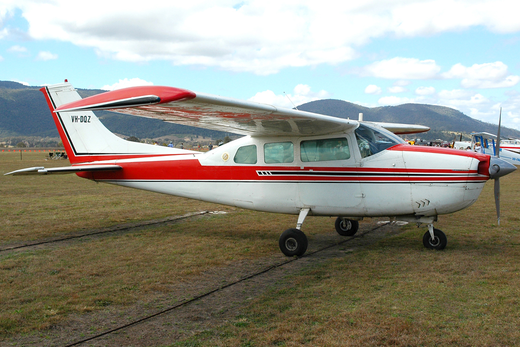 File:VH-DQZ Cessna 210J Centurion (9248358039).jpg - Wikimedia Commons