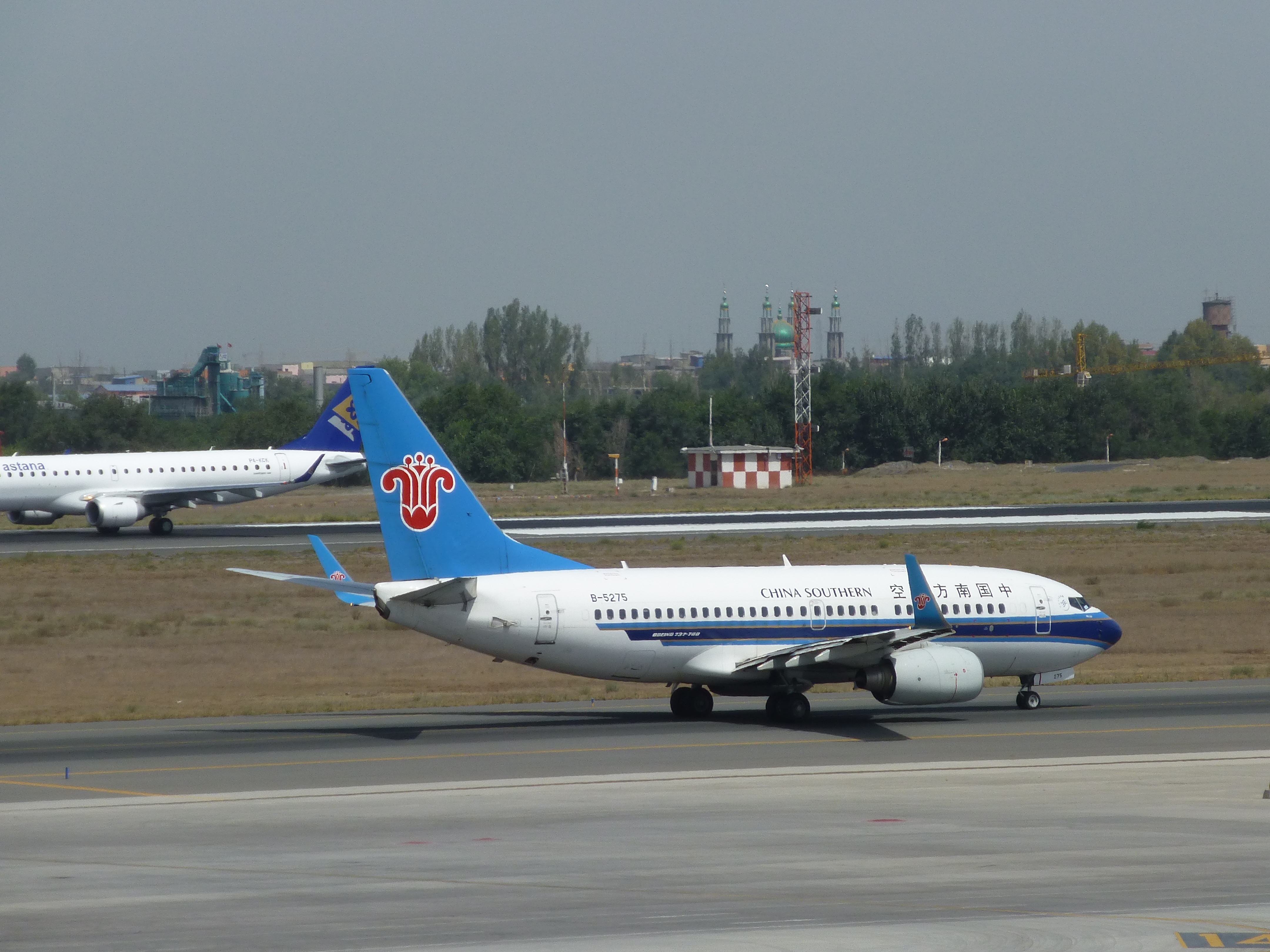 File:中国南方航空Boeing 737-700 B-5275客机，摄于乌鲁木齐机场.JPG 