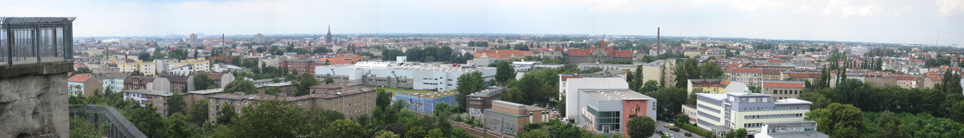 תמונת פנורמה של ברלין-גזונדברונן, במבט מגבעת הבונקר בפארק. בקצה השמאלי נמצא מגדל הפלאק הצפוני