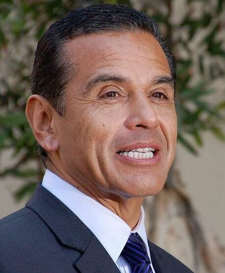 File:AntonioVillaraigosaHWOFMay2013 (1).jpg