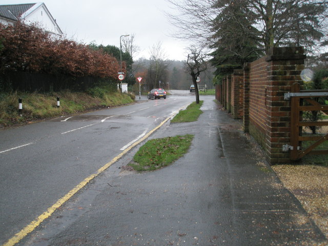 File:Approaching the junction of Pilgrims Way with Shalford Road - geograph.org.uk - 1081185.jpg