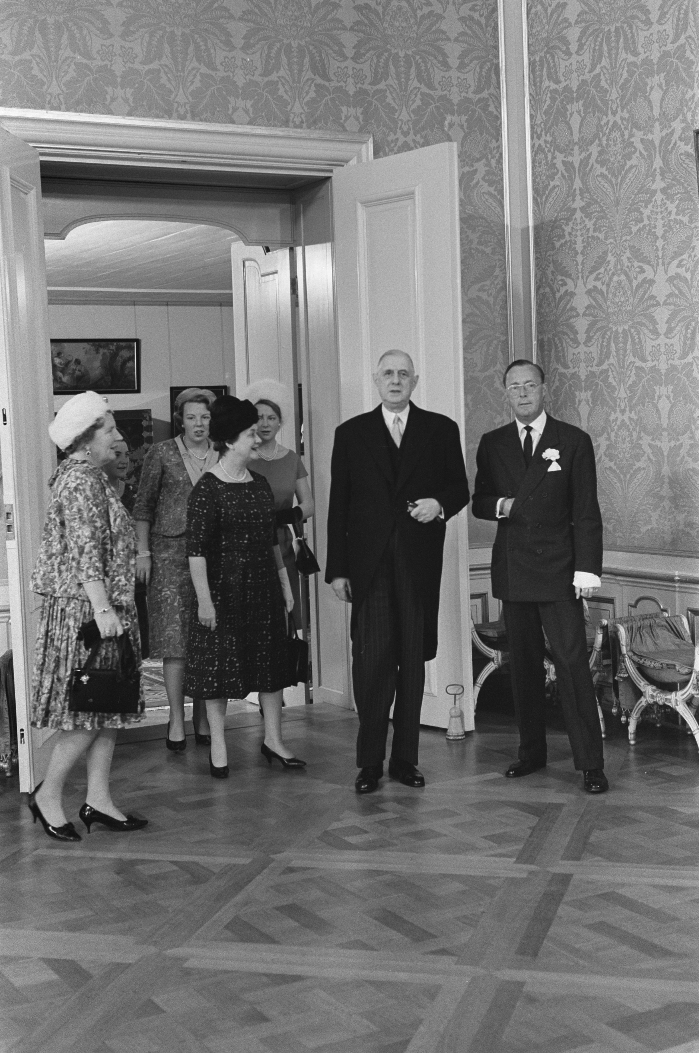 accumuleren Daar Tapijt File:Bezoek President De Gaulle aan Nederland. In Huis ten Bosch voor de  lunch v.l.n., Bestanddeelnr 914-9343.jpg - Wikimedia Commons