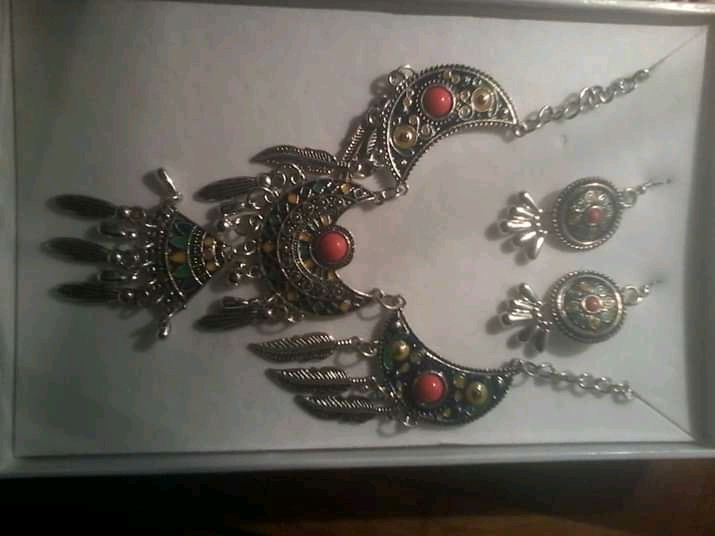 File:Bijoux traditionnels algériens.jpg