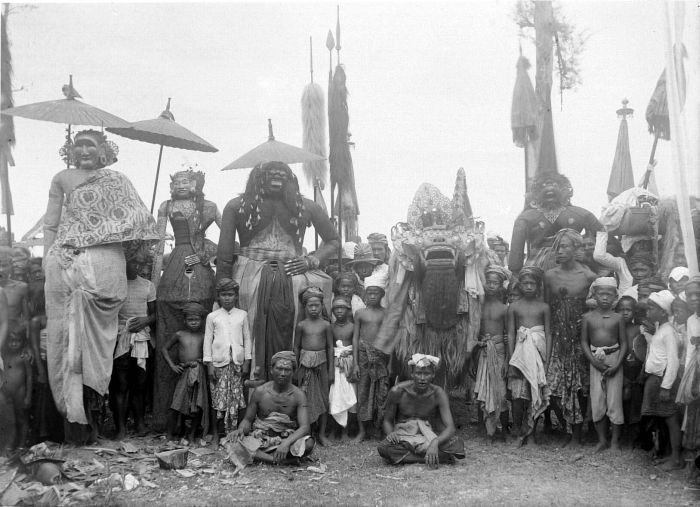 File:COLLECTIE TROPENMUSEUM Dansers met maskers tijdens de viering van het Kuninganfeest te Serangan Zui-Bali TMnr 10001151.jpg