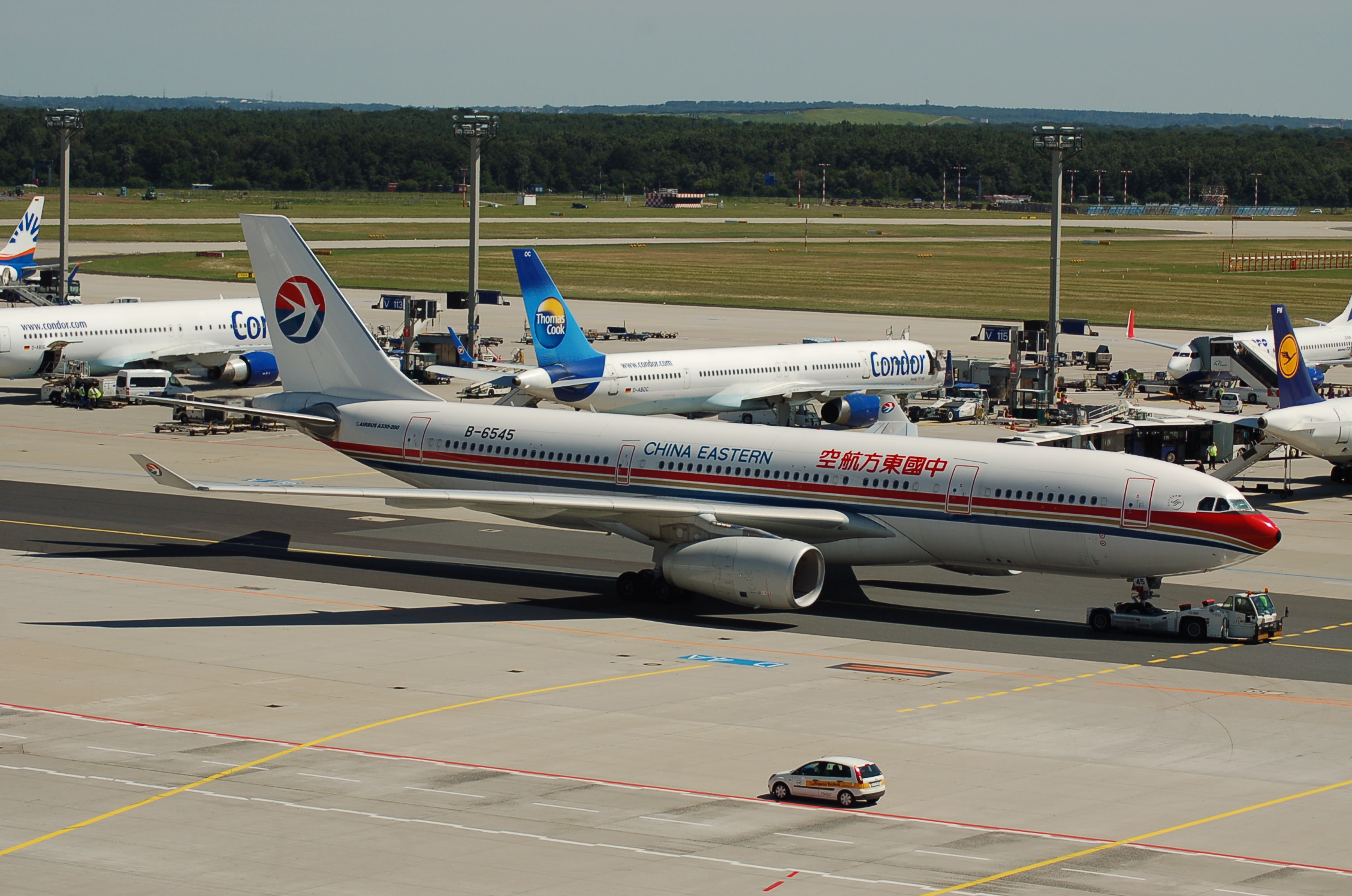 Airlines авиакомпания регистрация. China Eastern a330. A330-200 China Eastern. А330-200 Чайна Истерн. Airbus a330-200 China Eastern Airlines.