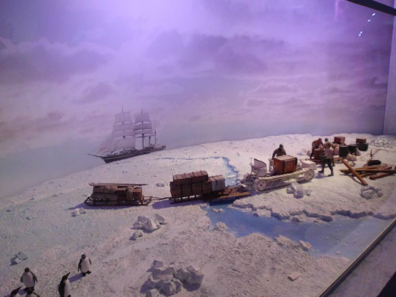 File:Diorama Fram-Museum.jpg