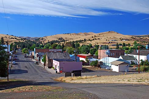 File:Downtown Fossil (Wheeler County, Oregon scenic images) (wheDA0144).jpg  - Wikimedia Commons