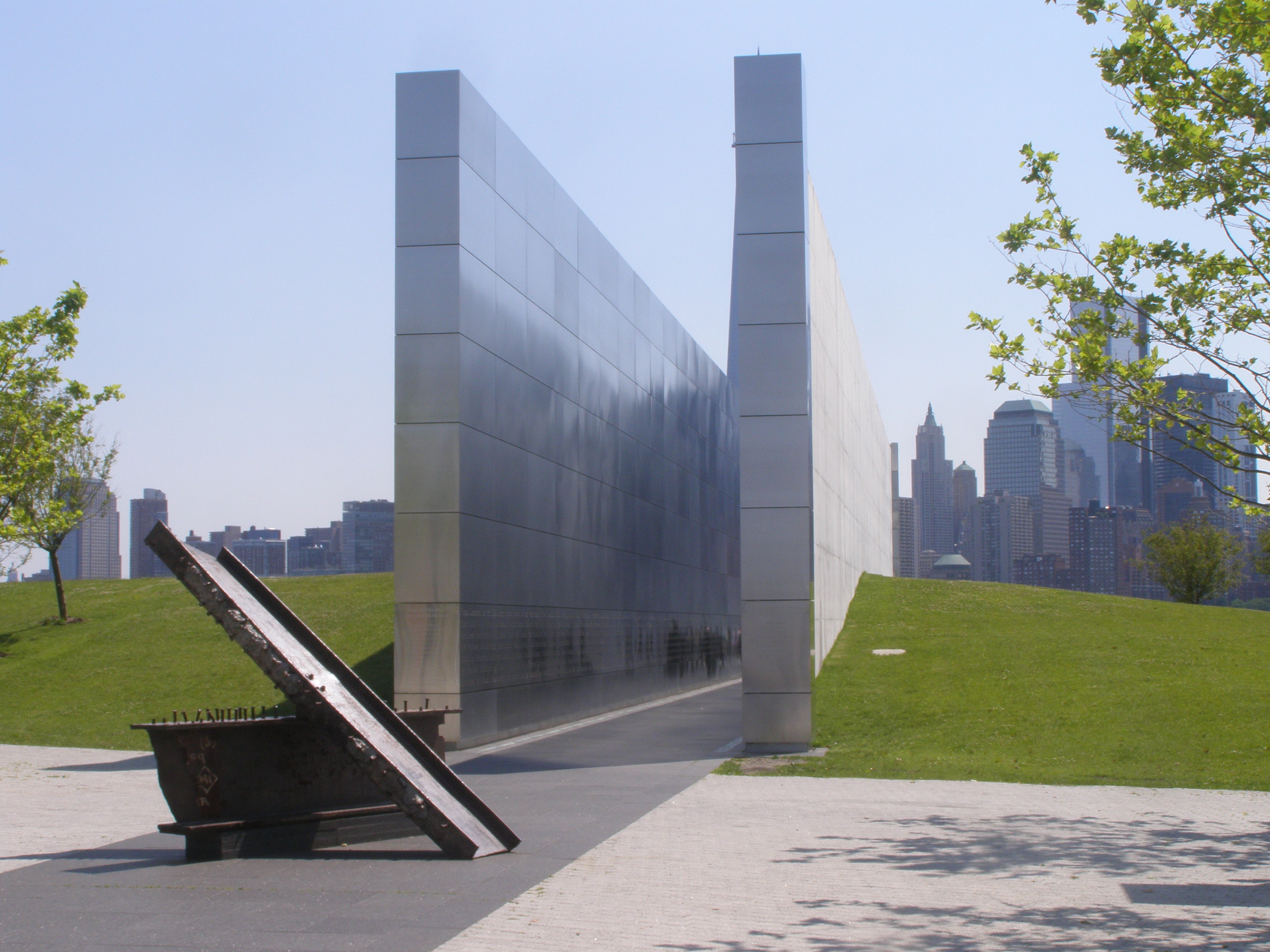 Чем отличается мемориал. Liberty State Park памятники. Современный мемориальный комплекс. Мемориал архитектура. Мемориал современная архитектура.