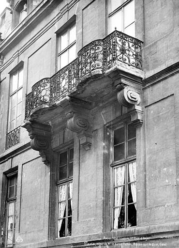 File:Hôtel de Lauzun ou Hôtel de Pimodan - Façade sur rue, Fenêtres et balcon - Paris 04 - Médiathèque de l'architecture et du patrimoine - APMH00004495.jpg