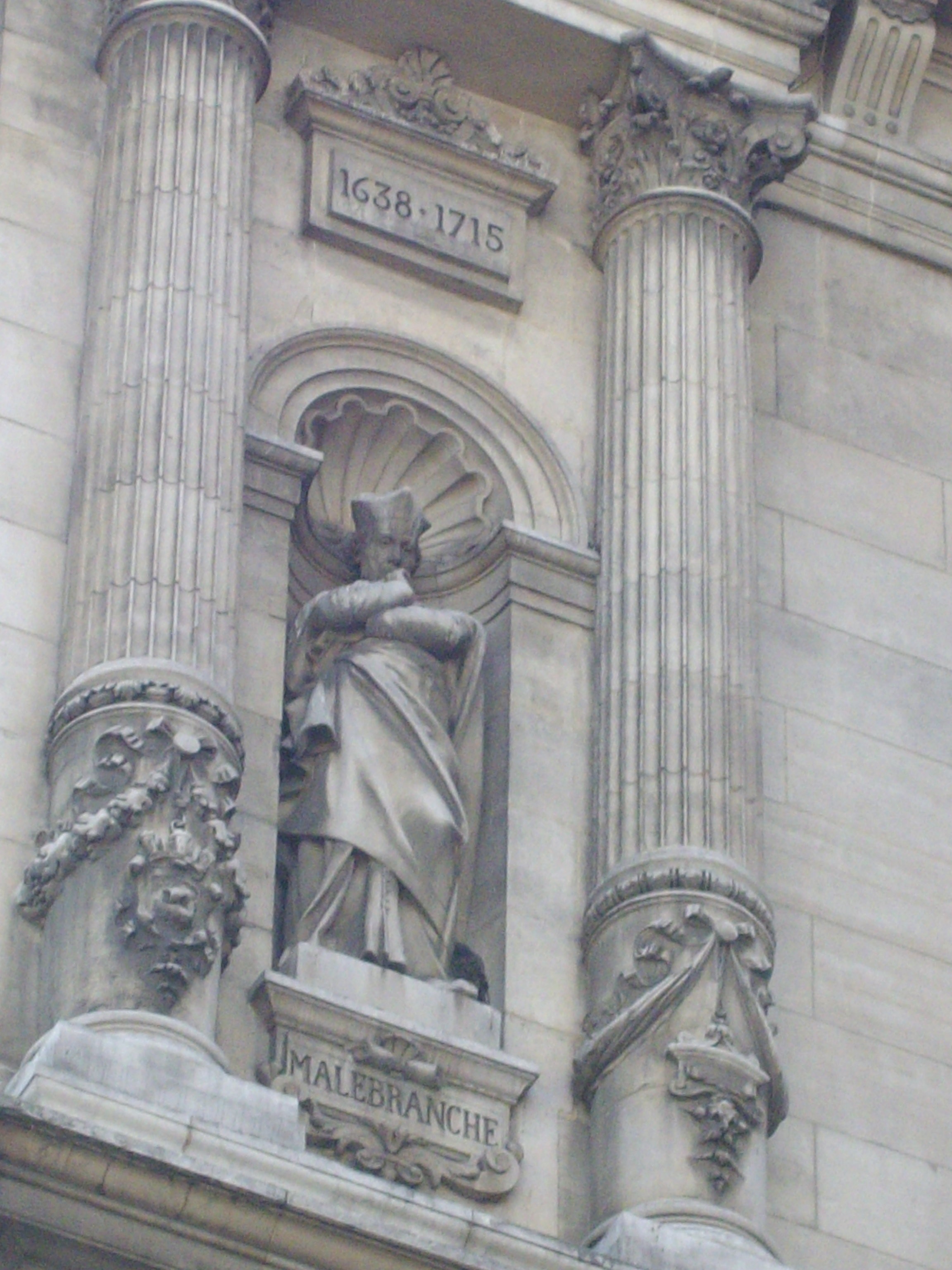 Statue représentant Nicolas Malebranche sur une façade de l'[[Hôtel de ville de Paris