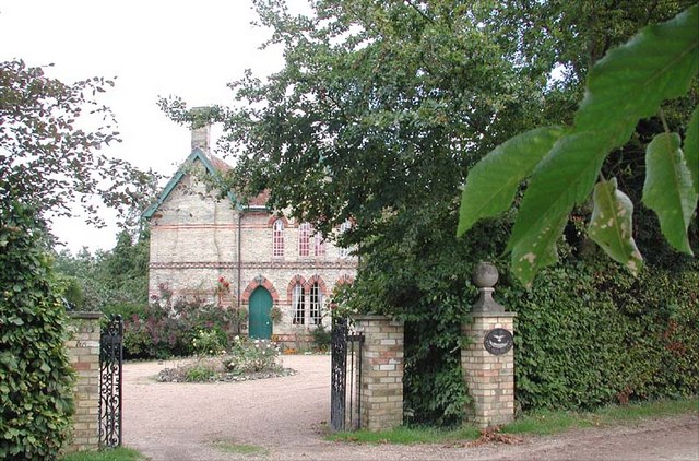 File:House near St Margaret of Antioch's Church, Bygrave, Herts - geograph.org.uk - 359741.jpg