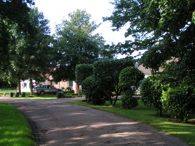 File:Houses at Blue Hayes - geograph.org.uk - 1435544.jpg