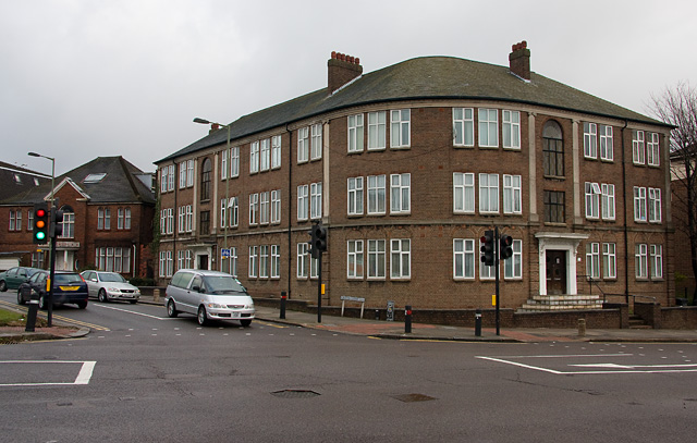 File:Junction of Green Lane and Brent Street - geograph.org.uk - 1085152.jpg